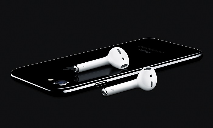 iphone7-jetblk-34br_airpods-laydown-ob-print